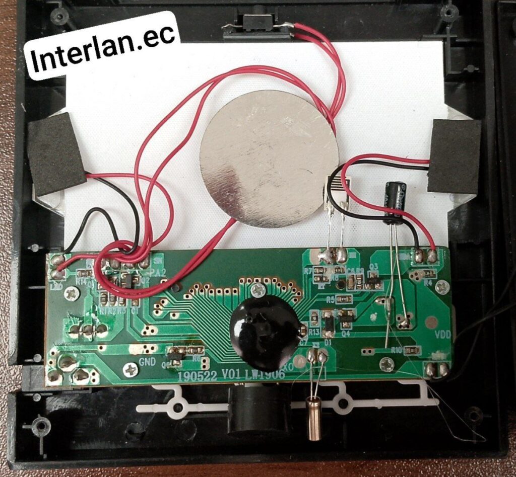 reloj digital con sensor de temperatura y humedad vista interior