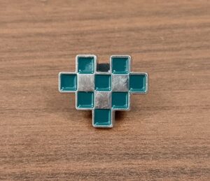 pin con el logo de 8bitdo